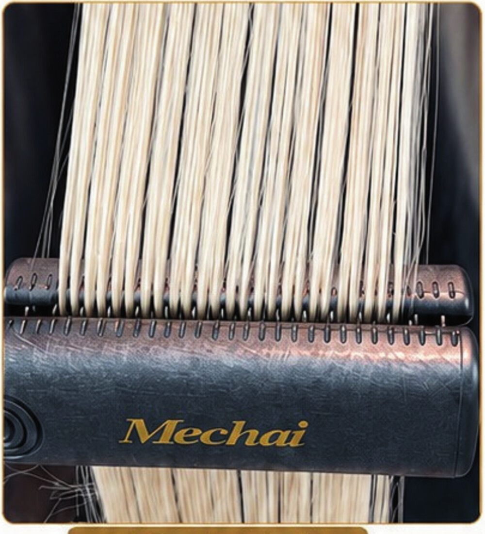 Mechaiで髪をとかしながらストレートを作る様子